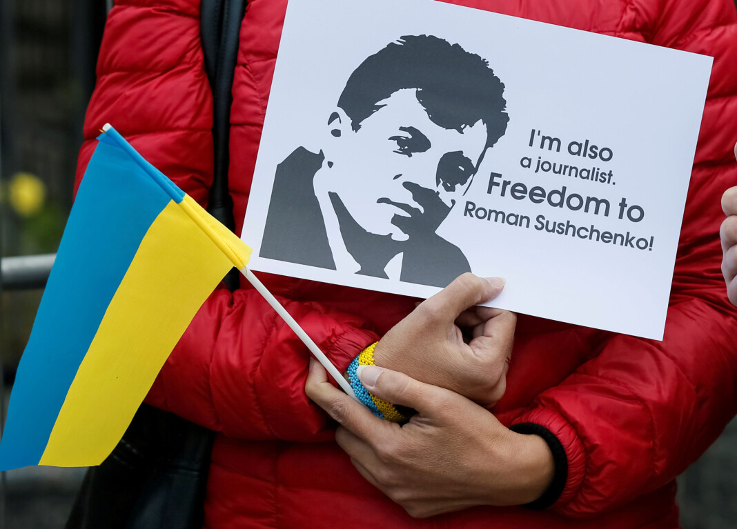 Aktivist holder bilde av den ukrainske journalisten Roman Susjtsjenko, som er dømt til tolv års fengsel for spionasje i Russland. Journalisten jobbet som korrespondent for det ukrainske nyhetsbyrået Ukrinform. Foto: Reuters / NTB scanpix Aktivist holder bilde av den ukrainske journalisten Roman Susjtsjenko, som er dømt til tolv års fengsel for spionasje i Russland. Journalisten jobbet som korrespondent for det ukrainske nyhetsbyrået Ukrinform. Foto: Reuters / NTB scanpix