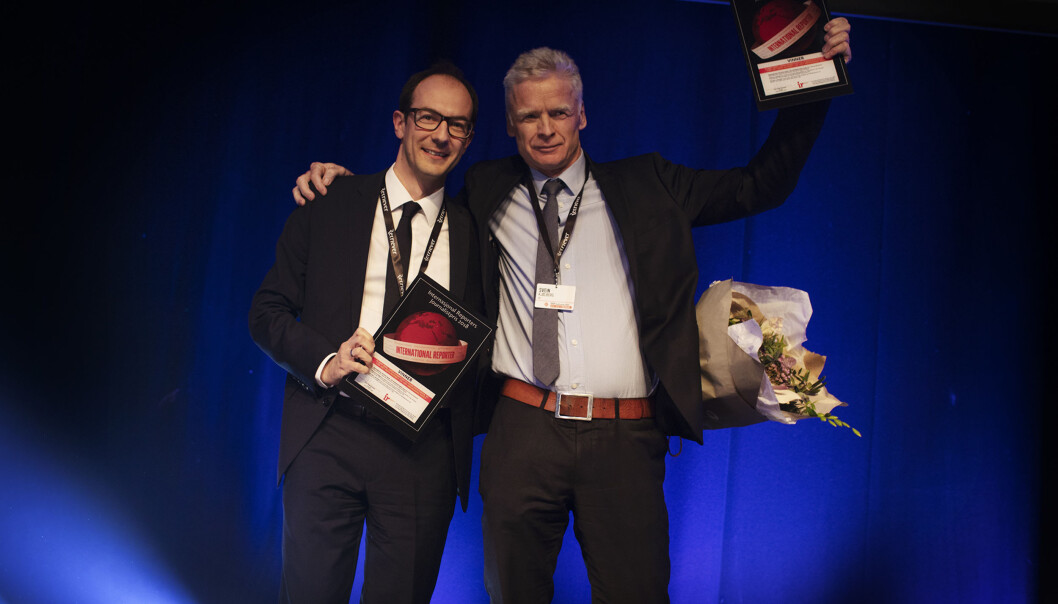 Stian Eisenträger og Svein Kjølberg fra VG tok i mot IR-prisen på scenen i Tønsberg fredag kveld, for dokumentarprosjektet «Det Hvite Raseriet». Foto: Andrea Gjestvang Stian Eisenträger og Svein Kjølberg fra VG tok i mot IR-prisen på scenen i Tønsberg fredag kveld, for dokumentarprosjektet «Det Hvite Raseriet». Foto: Andrea Gjestvang