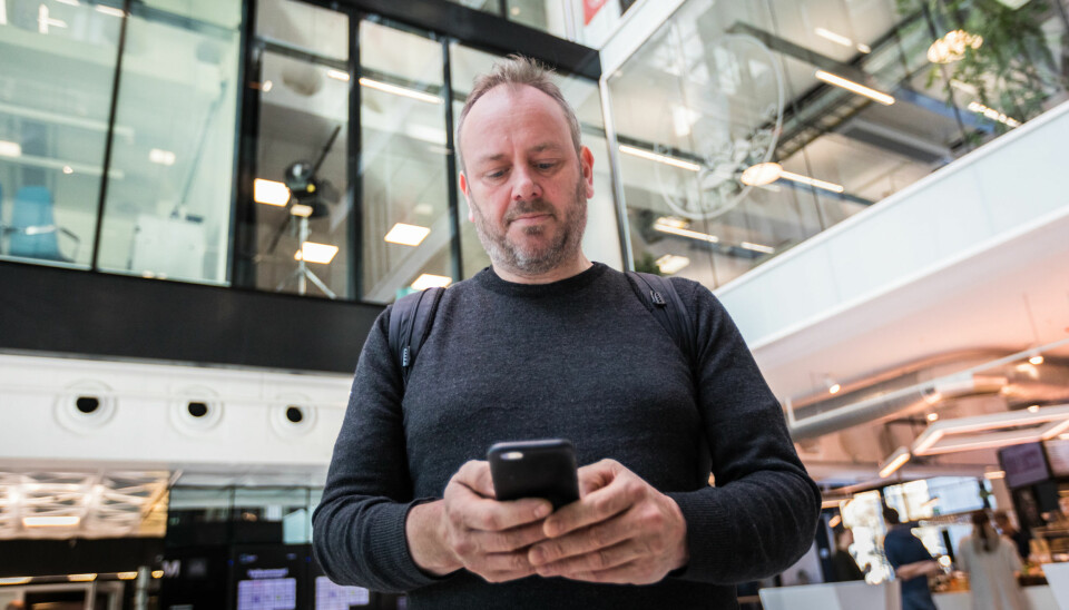 For professor Lars Nyre, Institutt for informasjons- og medievitenskap ved Universitetet i Bergen, er vår avhengighet av smarttelefonen et godt eksempel på at maskinene overtar. Foto: Otto von Münchow
