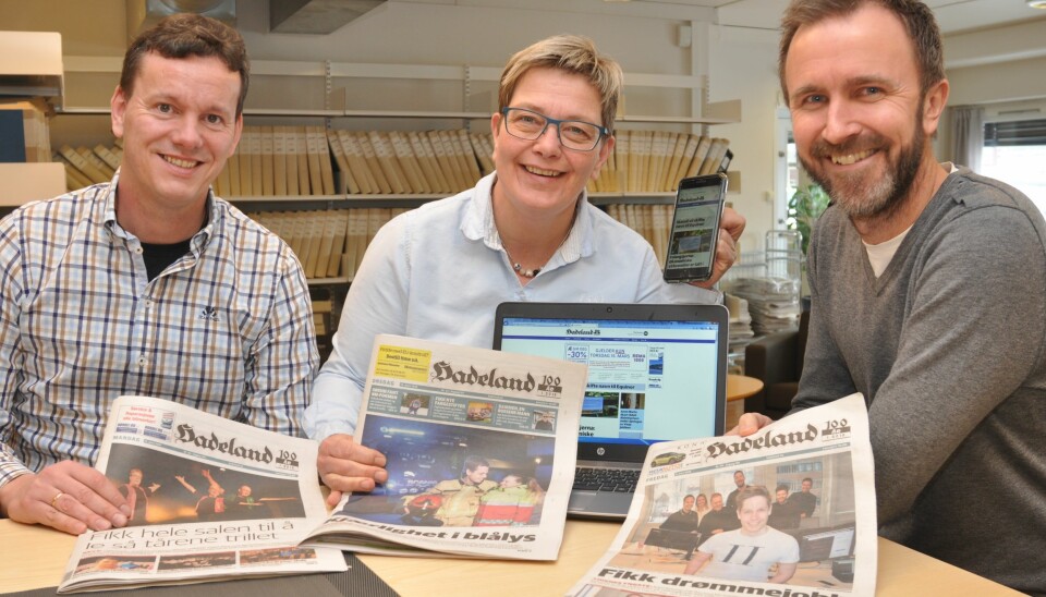 Avisen Hadeland med Ragnar Sørbråten, redaktør Sissel Skjervum Bjerkehagen og Bjørn Bjørkli. Foto: Hadeland