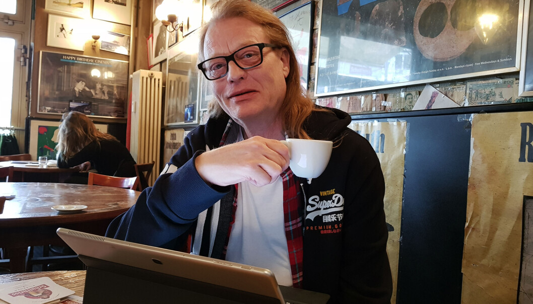 Asbjørn Svarstad sitter og jobber på kneipa Zwiebelfish i Berlin. Foto: Maria Rismo Asbjørn Svarstad sitter og jobber på kneipa Zwiebelfish i Berlin. Foto: Maria Rismo