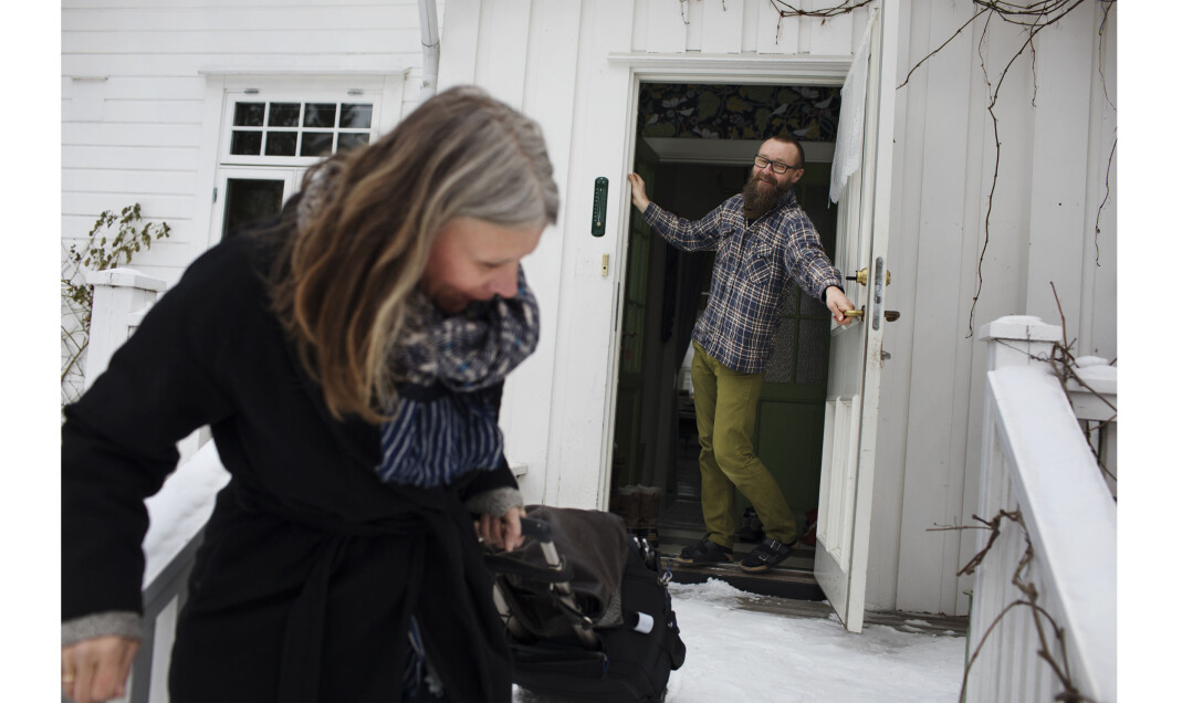 Annemor må inn til redaksjonen, Jørn skal jobbe hjemmefra i den hvite trevillaen med utsikt over Ekeberg. Foto: Andrea Gjestvang Annemor må inn til redaksjonen, Jørn skal jobbe hjemmefra i den hvite trevillaen med utsikt over Ekeberg. Foto: Andrea Gjestvang