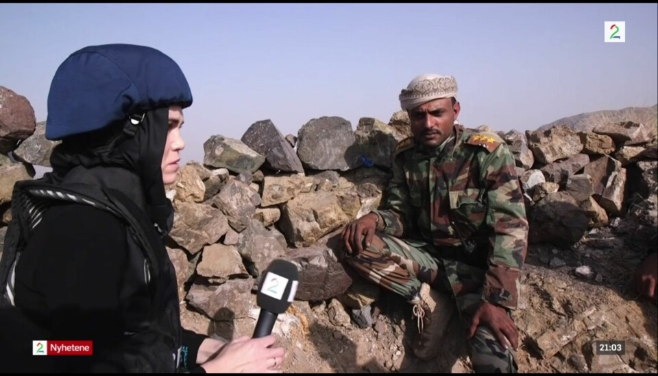 TV 2s reporter Sonja Skeistrand Sunde intervjuer Yaseen Al-Buraihi, som er regjeringsstyrkenes styrkesjef i byen Taiz, like ved grensa til de houti-kontrollerte områdene i Jemen. Foto: Ole Ebbesen/Skjermdump, TV2.no