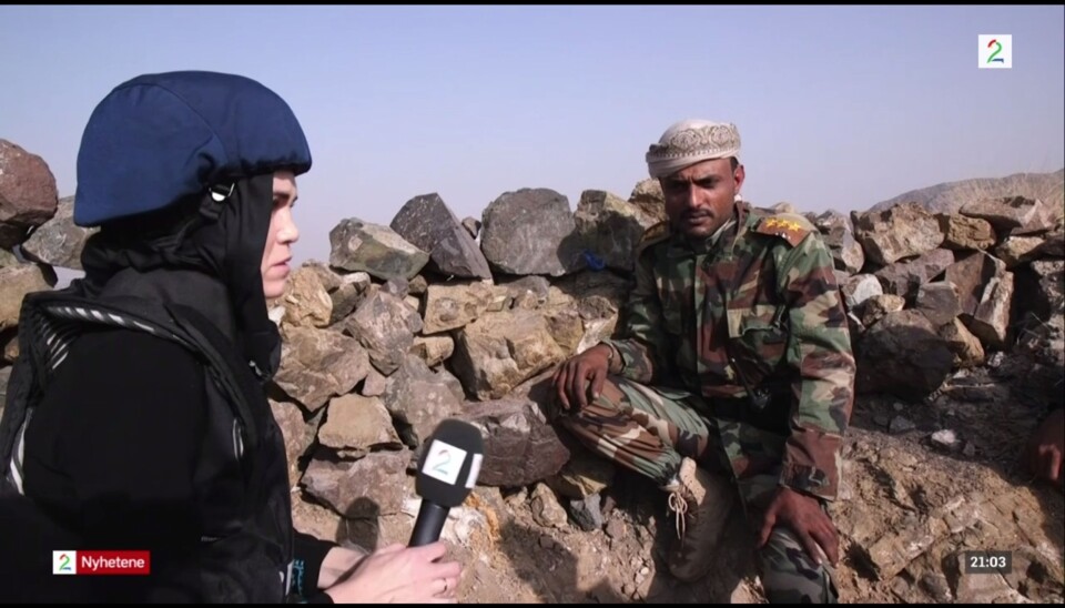 TV 2s reporter Sonja Skeistrand Sunde intervjuer Yaseen Al-Buraihi, som er regjeringsstyrkenes styrkesjef i byen Taiz, like ved grensa til de houti-kontrollerte områdene i Jemen. Foto: Ole Ebbesen/Skjermdump, TV2.no TV 2s reporter Sonja Skeistrand Sunde intervjuer Yaseen Al-Buraihi, som er regjeringsstyrkenes styrkesjef i byen Taiz, like ved grensa til de houti-kontrollerte områdene i Jemen. Foto: Ole Ebbesen/Skjermdump, TV2.no