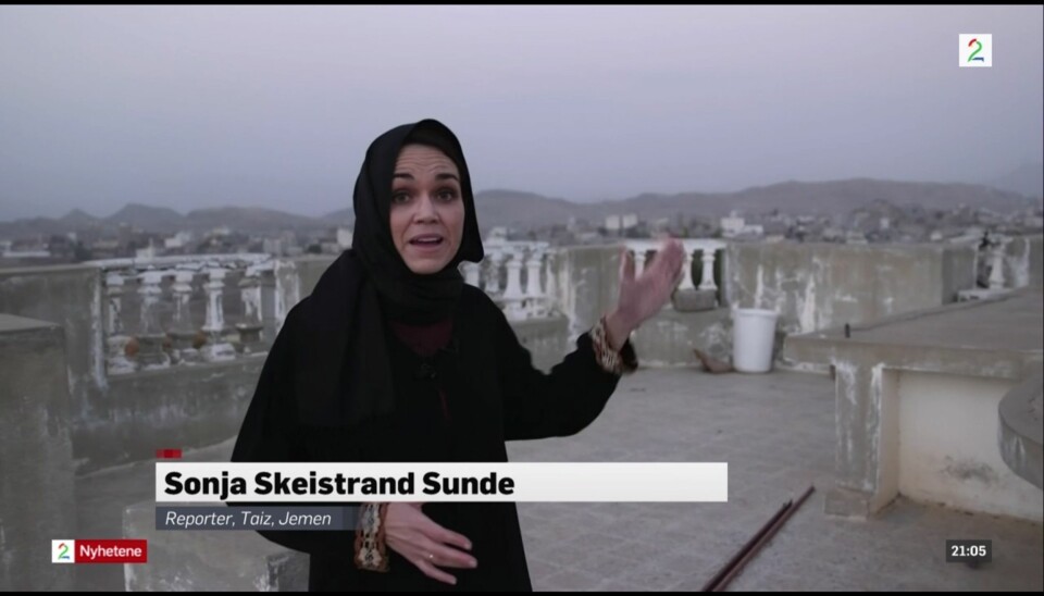 TV 2s reporter Sonja Skeistrand Sunde rapporterte fra Jemen fra taket av hotellet deres, før de måtte søke dekning i fire dager. Arkivfoto: Skjermdump, TV2.no