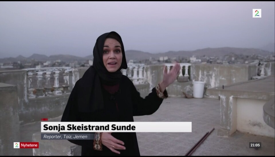 TV 2s reporter Sonja Skeistrand Sunde rapporterte fra Jemen fra taket av hotellet deres, før de måtte søke dekning i fire dager. Arkivfoto: Skjermdump, TV2.no TV 2s reporter Sonja Skeistrand Sunde rapporterte fra Jemen fra taket av hotellet deres, før de måtte søke dekning i fire dager. Arkivfoto: Skjermdump, TV2.no