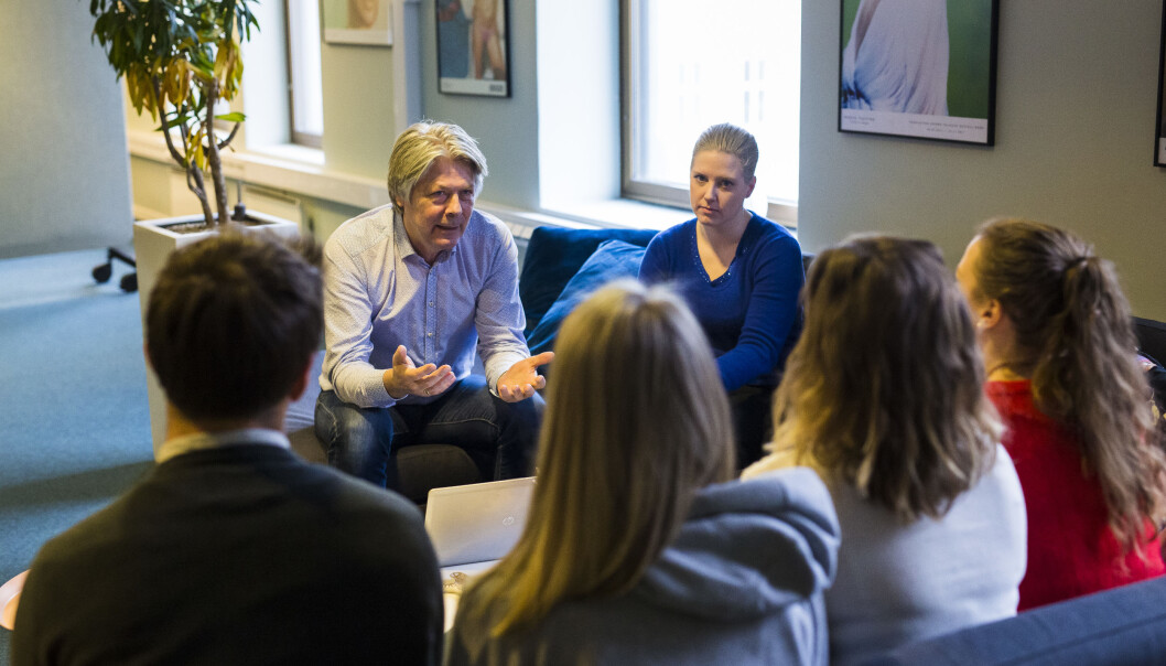 Nyhetsredaktør Erik Stephansen og debattredaktør Siv Elisabeth Bjerke snakker med nyansatte studenter, som hjelper dem å moderere debatten i kommentarfeltene. Foto: Kristine Lindebø Nyhetsredaktør Erik Stephansen og debattredaktør Siv Elisabeth Bjerke snakker med nyansatte studenter, som hjelper dem å moderere debatten i kommentarfeltene. Foto: Kristine Lindebø