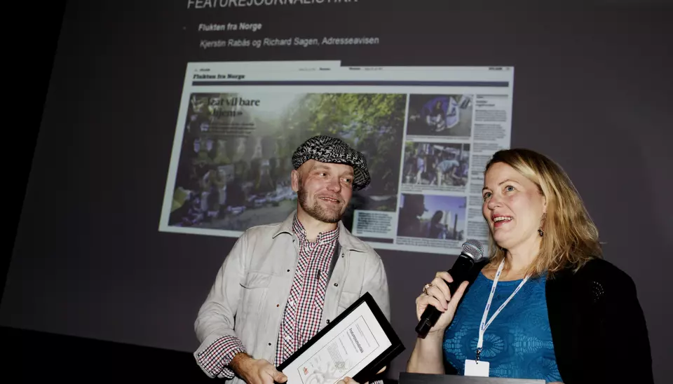 Richard Sagen og Kjerstin Rabås tok imot Den trønderske journalistprisen på vegne av teamet fra Adresseavisen. Foto: Andrea Gjestvang