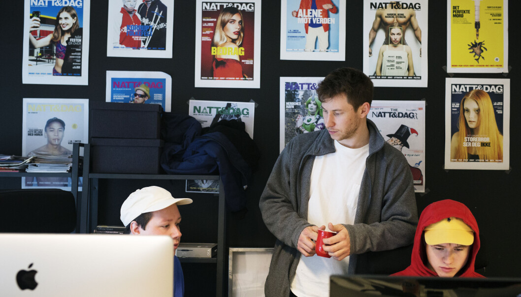 Natt&Dag-redaktør Nikolai Kleivan snakker med journalist Ludvig Furu om en sak. Ved siden av sitter Yngve Sikko. Foto: Kristine Lindebø Natt&Dag-redaktør Nikolai Kleivan snakker med journalist Ludvig Furu om en sak. Ved siden av sitter Yngve Sikko. Foto: Kristine Lindebø