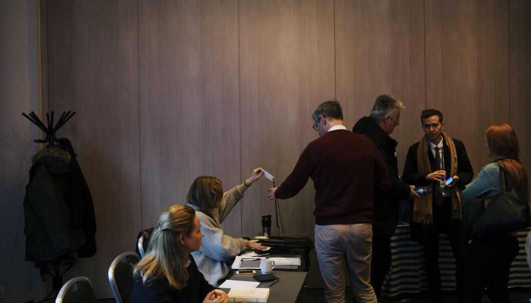 På Radisson Blue i Oslo sentrum deles akkrediteringene ut. En halvtime før bussavgang til Gardermoen, er stemningen rolig. Foto: Andrea Gjestvang På Radisson Blue i Oslo sentrum deles akkrediteringene ut. En halvtime før bussavgang til Gardermoen, er stemningen rolig. Foto: Andrea Gjestvang