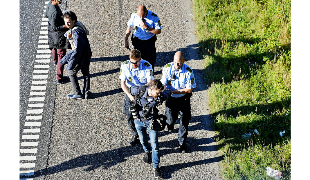 Politikens fotograf Martin Lehmann føres bort av politiet da han nektet å etterkomme deres ordre om å forlate motorveien, der han dokumenterte flyktninger. Foto: Ernst van Nord / Ritzau Politikens fotograf Martin Lehmann føres bort av politiet da han nektet å etterkomme deres ordre om å forlate motorveien, der han dokumenterte flyktninger. Foto: Ernst van Nord / Ritzau