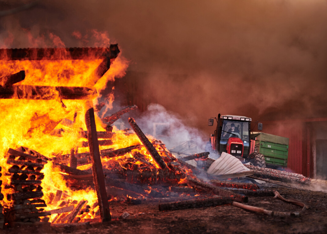 Gården Øvre Rannem i Steinkjer, der fjøset ble bygd i 1898, brant ned til grunnen 3. februar 2017. Gårdbruker Bård Rannem klarte å redde ut traktoren før flammene tok helt overhånd. Alle foto: Johan Arnt Nesgård / Trønder-Avisa Gården Øvre Rannem i Steinkjer, der fjøset ble bygd i 1898, brant ned til grunnen 3. februar 2017. Gårdbruker Bård Rannem klarte å redde ut traktoren før flammene tok helt overhånd. Alle foto: Johan Arnt Nesgård / Trønder-Avisa