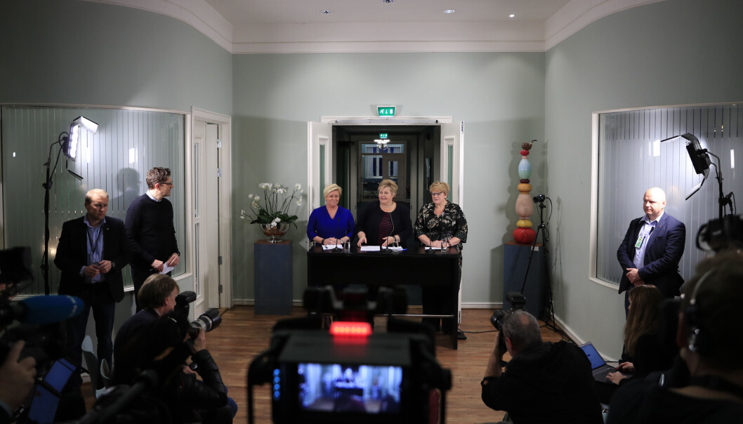Partilederne Erna Solberg (H), Siv Jensen (Frp) og Trine Skei Grande (V) møtte pressen søndag ettermiddag på Hotel Jeløy Radio. Foto: Torstein Bøe / NTB scanpix Partilederne Erna Solberg (H), Siv Jensen (Frp) og Trine Skei Grande (V) møtte pressen søndag ettermiddag på Hotel Jeløy Radio. Foto: Torstein Bøe / NTB scanpix
