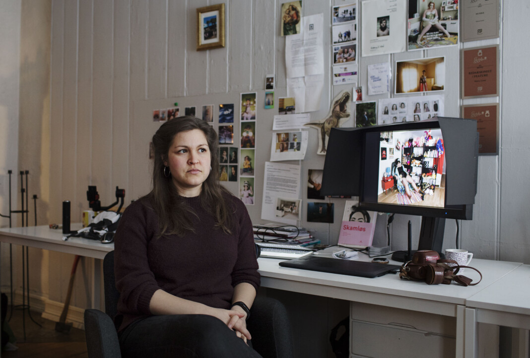 Frilansfotograf Maria Gossé har tatt et bilde av forfatter Sumaya Jirde Ali som HRS har brukt i en montasje sammen med en kakerlakk. Frilansfotograf Maria Gossé har tatt et bilde av forfatter Sumaya Jirde Ali som HRS har brukt i en montasje sammen med en kakerlakk.