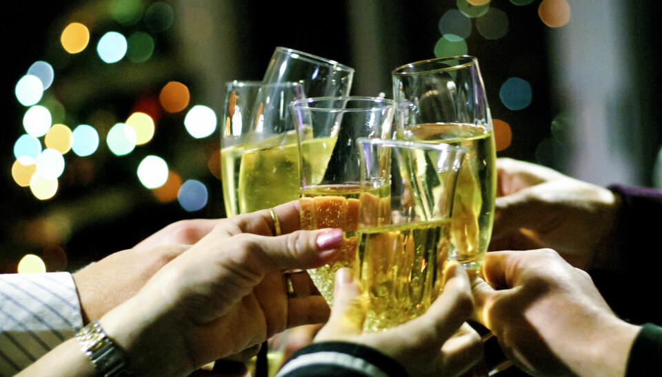 Flere redaksjoner sier de ikke har endret alkoholpraksis for årets julebord etter #metoo. Foto: Toni Blay/flickr.com