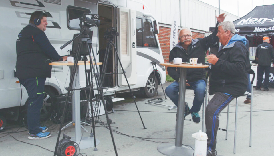Jon Henrik Larsen (f.v), Herleif Kristoffersen og Are Apeland i nettavisen Salangen-nyheter kan du følge på TV3 fra januar. Foto:Novemberfilm/TV3