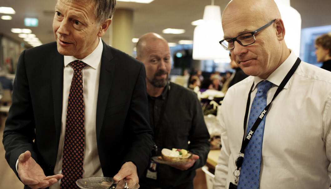 Personaldirektør Olav Nyhus med kringkastingssjef Thor Gjermund Eriksen i NRK-kantina. Etikkredaktør Per Arne Kalbakk i bakgrunn. Foto: Andrea Gjestvang Personaldirektør Olav Nyhus med kringkastingssjef Thor Gjermund Eriksen i NRK-kantina. Etikkredaktør Per Arne Kalbakk i bakgrunn. Foto: Andrea Gjestvang