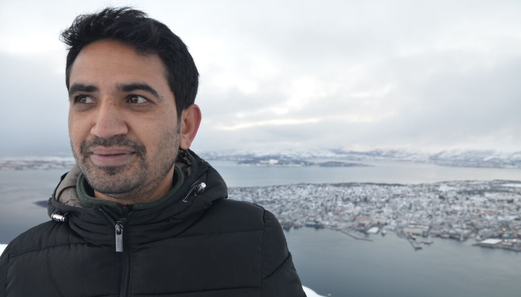 På toppen av verden: Satish Koirala, billedredaktør for Nepal Television og doktorgradstudent, i Tromsø for å snakke om journalistikk og klimaendringer. Her fotografert ved Fjelleheisen med utsyn over Nordens Paris. Foto: Julie Messel På toppen av verden: Satish Koirala, billedredaktør for Nepal Television og doktorgradstudent, i Tromsø for å snakke om journalistikk og klimaendringer. Her fotografert ved Fjelleheisen med utsyn over Nordens Paris. Foto: Julie Messel