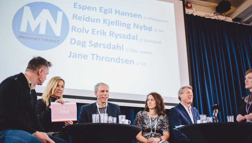 Jane Throndsen gir Rolv Erik Ryssdal oppskriften på hvordan man finner kvinnelige ledere. FOTO: MARTE VIKE ARNESEN