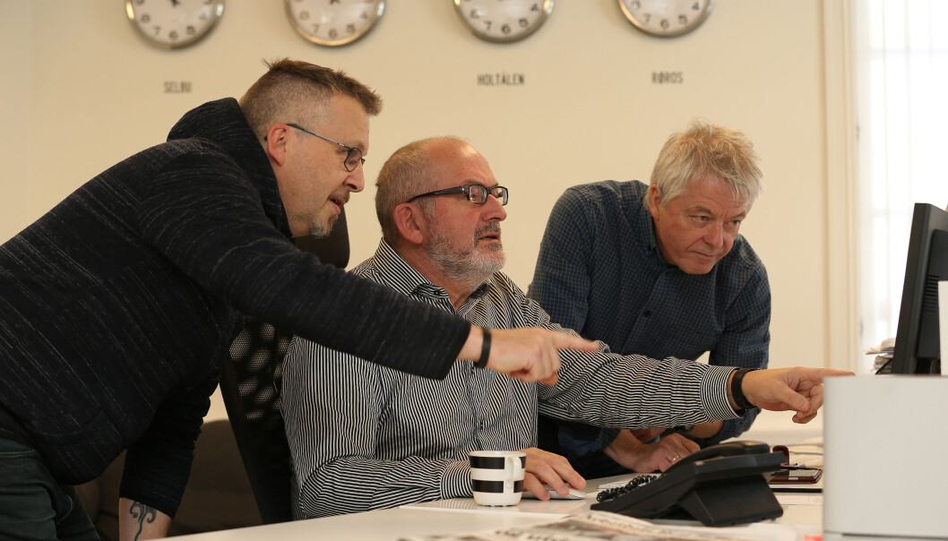 Journalistene Per Magne Moan (til venstre) og Nils Kåre Nesvold (i midten) diskuterer saker med journalist og redaktør Andreas Reitan. Foto: Harald Vingelsgaard Journalistene Per Magne Moan (til venstre) og Nils Kåre Nesvold (i midten) diskuterer saker med journalist og redaktør Andreas Reitan. Foto: Harald Vingelsgaard