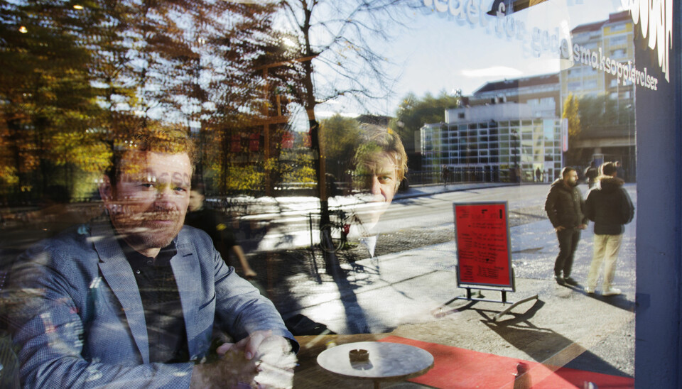 Journalistene Kjetil Sæter (til venstre) og Knut Gjernes har jevnlig møttes på kafféen Evita for å planlegge neste skritt i arbeidet med Boligbygg-saken. Foto: Glenn Slydal Johansen
