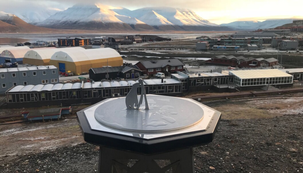 Deler av Longyearbyen på Svalbard i bakgrunn av verdens nordligste solur. Foto: Glenn Slydal Johansen Deler av Longyearbyen på Svalbard i bakgrunn av verdens nordligste solur. Foto: Glenn Slydal Johansen