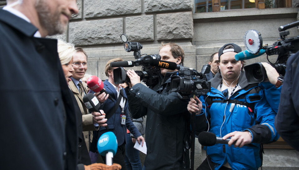 TV2s Stål Talsnes har en selvsagt plass ved siden av Jensen. – Nyhetsmessig er det ikke så veldig nyttig, men alle kontaktpunkter er jo viktige med disse politikerne, når Siv ser meg så vet hun hva som er på tapetet, forklarer han. TV2s Stål Talsnes har en selvsagt plass ved siden av Jensen. – Nyhetsmessig er det ikke så veldig nyttig, men alle kontaktpunkter er jo viktige med disse politikerne, når Siv ser meg så vet hun hva som er på tapetet, forklarer han.