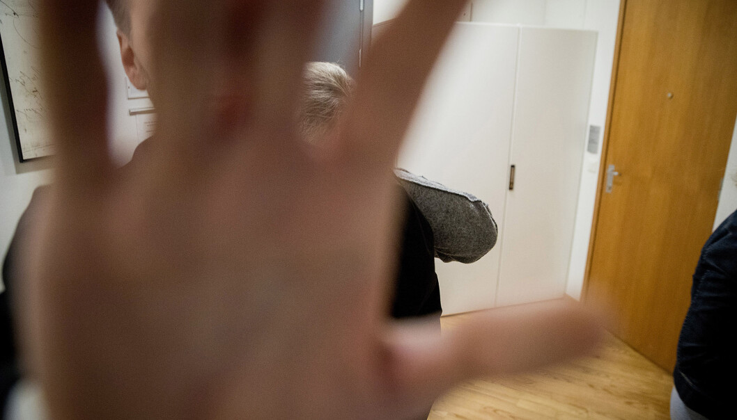 Advokat Jon Sverdrup Efjestad kjører hånden opp i Bjørn Langsems kamera. Foto: Bjørn Langsem, Dagbladet Advokat Jon Sverdrup Efjestad kjører hånden opp i Bjørn Langsems kamera. Foto: Bjørn Langsem, Dagbladet