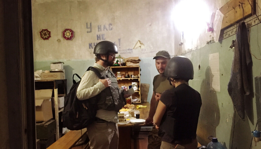 Frilansjournalist Per Christian Selmer-Anderssen i samtale med en ukrainsk troppsjef for Brigade 93 ved frontlinjen i nærheten av landsbyen Krymske i Øst-Ukraina, ikke langt unna de russiskstøttede opprørerer-skarpskyttere. Han er iført skuddsikker vest og hjelm, da det ofte kommer både granater og tyngre skyts inn mot possisjonen til det Ukrainske militæret. Foto: Kyrre Lien Frilansjournalist Per Christian Selmer-Anderssen i samtale med en ukrainsk troppsjef for Brigade 93 ved frontlinjen i nærheten av landsbyen Krymske i Øst-Ukraina, ikke langt unna de russiskstøttede opprørerer-skarpskyttere. Han er iført skuddsikker vest og hjelm, da det ofte kommer både granater og tyngre skyts inn mot possisjonen til det Ukrainske militæret. Foto: Kyrre Lien