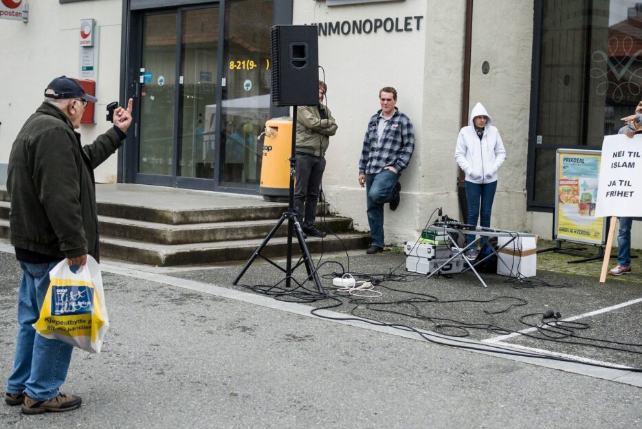 Fotografen hadde aldri trodd at bildet av mannen som gav fingeren til SIAN skulle ta sånn av