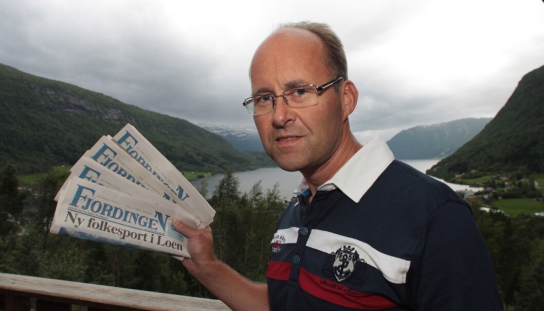 Bengt Flaten håper Posten ikke har tenkt å sende avisene om Oslo med lastebil. Foto: Fjordingen Bengt Flaten håper Posten ikke har tenkt å sende avisene om Oslo med lastebil. Foto: Fjordingen