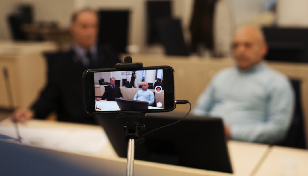<p>En iPhone-reporter filmer forsvarer Benedict de Vibe og Gjermund Cappelen før retten settes. Arkivfoto: Andrea Gjestvang<br></p> <p>En iPhone-reporter filmer forsvarer Benedict de Vibe og Gjermund Cappelen før retten settes. Arkivfoto: Andrea Gjestvang<br></p>