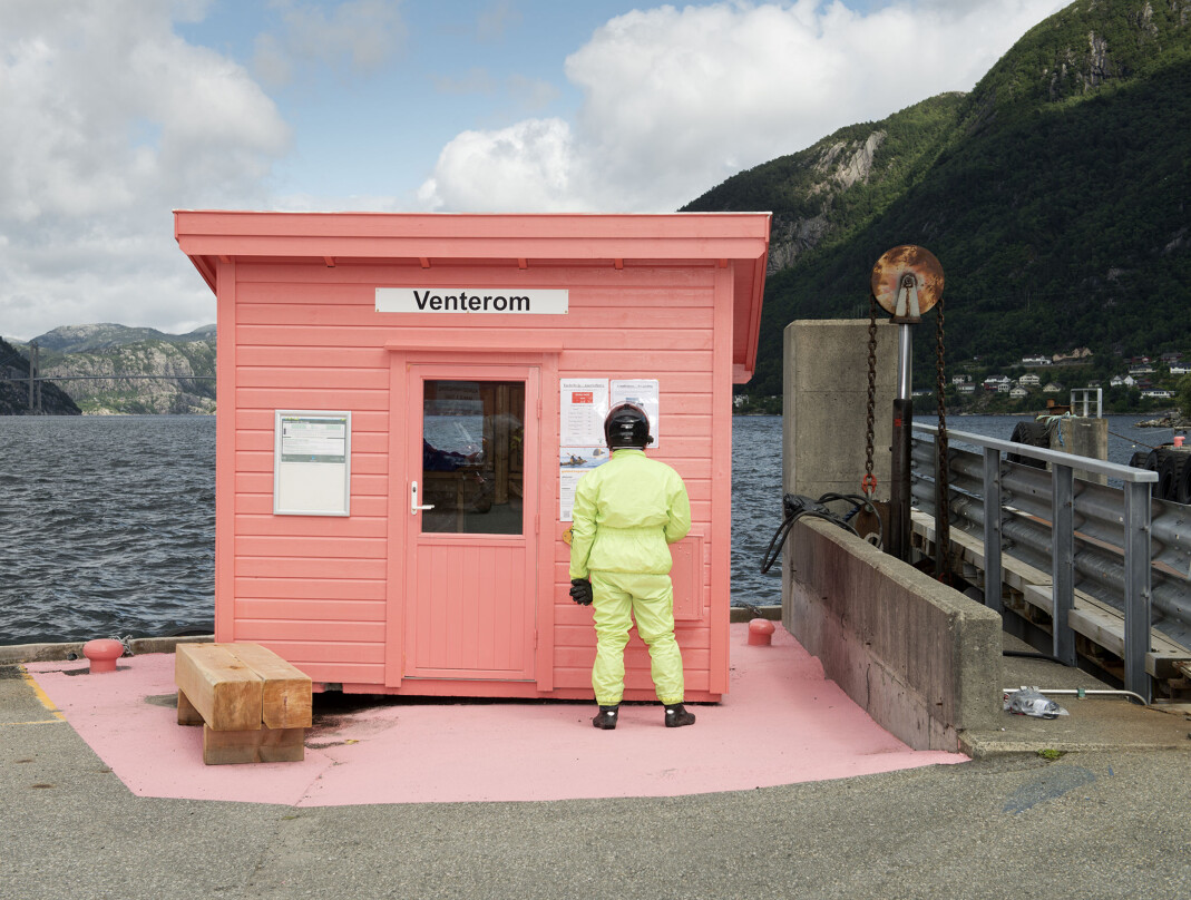 Forsand – Lysebotn, MS Lysefjord: Motorsyklist fra Litauen studerer rutetabellen og begynner å svette i hjelmen. Han har nemlig ikke forhåndsbestilt plass på fergen til Lysebotn. Klassisk feil. Han kommer ikke med. Neste ferge går i morgen tidlig. Foto: Helge Skodvin, D2 Forsand – Lysebotn, MS Lysefjord: Motorsyklist fra Litauen studerer rutetabellen og begynner å svette i hjelmen. Han har nemlig ikke forhåndsbestilt plass på fergen til Lysebotn. Klassisk feil. Han kommer ikke med. Neste ferge går i morgen tidlig. Foto: Helge Skodvin, D2