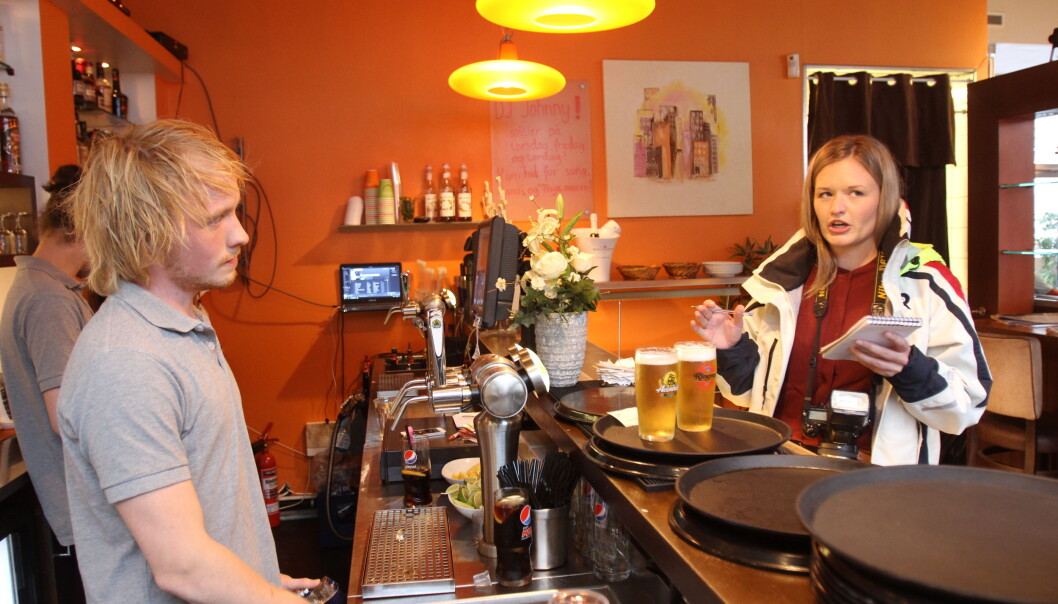 Journalist Karoline Nerdalen Darbo spør Jørn Magne Stiansen hos Brygga Restaurant og Pizza i Risør om hvilke erfaringer de har med nattlig bråk fra naborestauranten. Foto: Glenn Slydal Johansen Journalist Karoline Nerdalen Darbo spør Jørn Magne Stiansen hos Brygga Restaurant og Pizza i Risør om hvilke erfaringer de har med nattlig bråk fra naborestauranten. Foto: Glenn Slydal Johansen