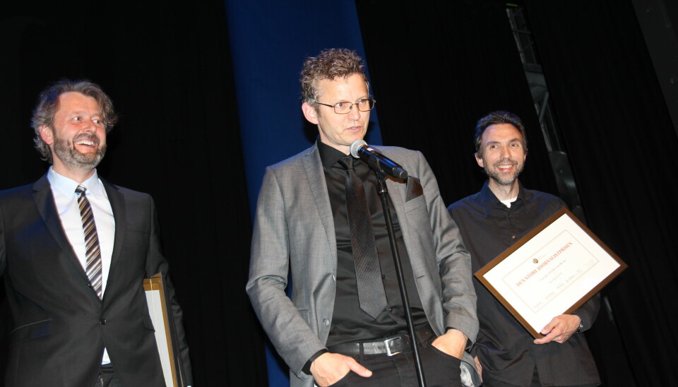 Hans Petter Aass (fra venstre), Thomas Ergo og Rune Vandvik tar i mot Den store journalistprisen i Trondheim i fjor. Foto: Angelica Hagen