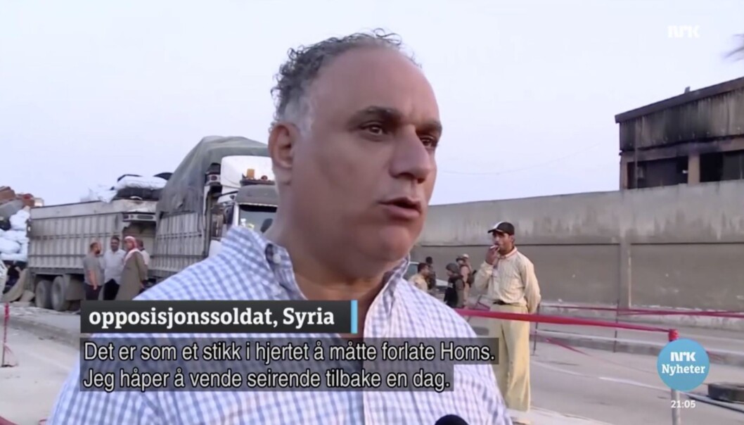 Skjermdump fra Dagsrevyen 21s innslag fra Syria 16. mai. Her er guvernøren for Homs, Talal al-Barazi avbildet som opposisjonssoldat og teksten fra NRK stemmer ikke overens med det han sier. Skjermdump fra Dagsrevyen 21s innslag fra Syria 16. mai. Her er guvernøren for Homs, Talal al-Barazi avbildet som opposisjonssoldat og teksten fra NRK stemmer ikke overens med det han sier.