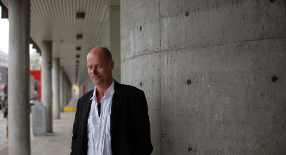 I jakten på gode saker fotograferer Håkon Gundersen oppslagstavler og rare lapper på lyktestolper