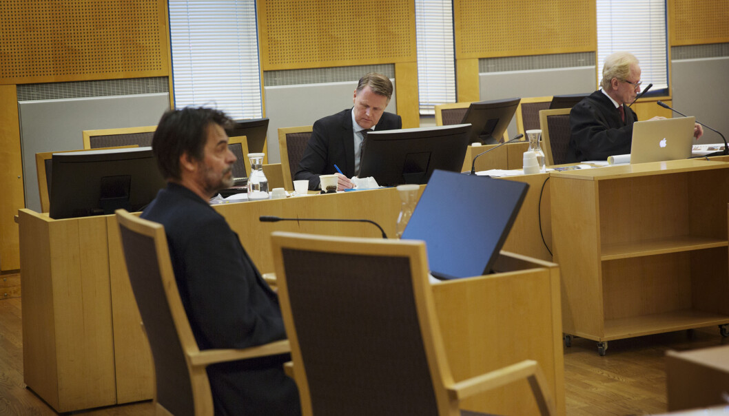 Tidligere pasientombud Knut Fredrik Thorne med kirurg Per Kristian Eide og advokat Per Danielsen i bakgrunn. Foto: Andrea Gjestvang Tidligere pasientombud Knut Fredrik Thorne med kirurg Per Kristian Eide og advokat Per Danielsen i bakgrunn. Foto: Andrea Gjestvang