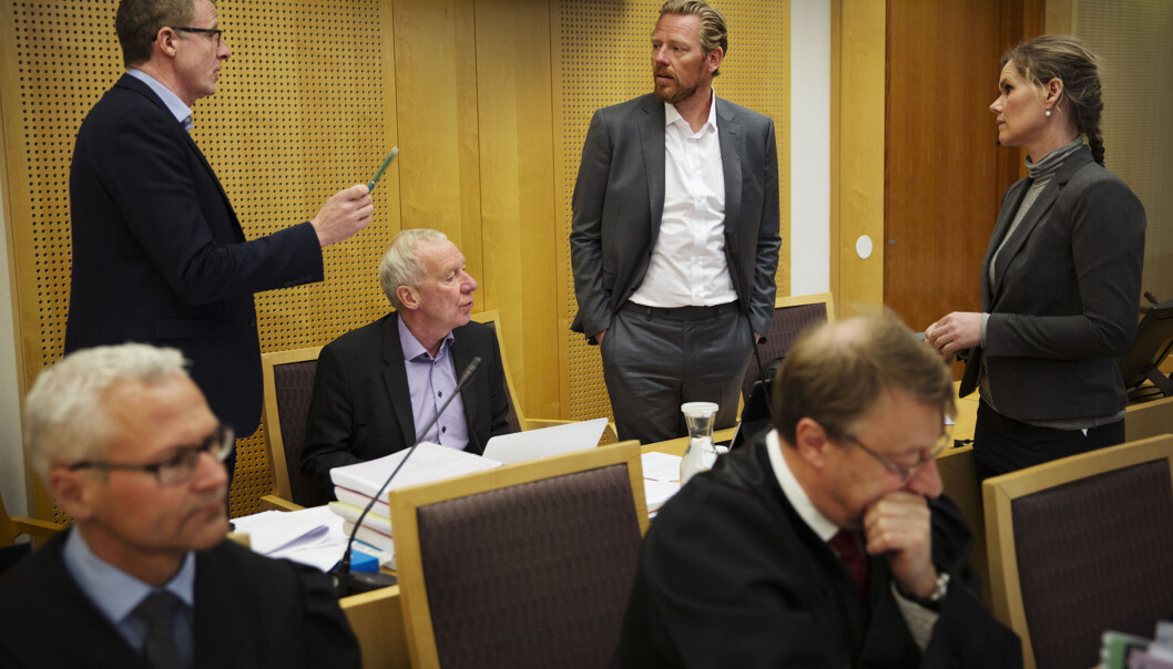 Advokatene Sigurd Holter Torp (foran til venstre) og Vidar Strømme med TV 2s Niklas Lysvåg, Alf Hildrum, Jan Ove Årsæther og Sophie Lund Aaserud bak i Oslo Tingrett. Foto: Andrea Gjestvang Advokatene Sigurd Holter Torp (foran til venstre) og Vidar Strømme med TV 2s Niklas Lysvåg, Alf Hildrum, Jan Ove Årsæther og Sophie Lund Aaserud bak i Oslo Tingrett. Foto: Andrea Gjestvang