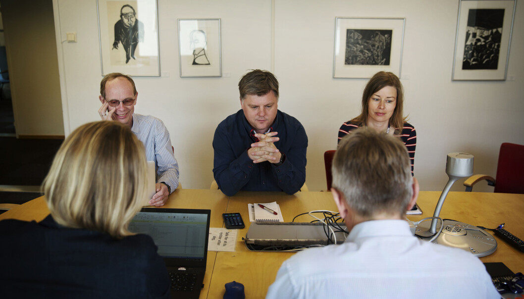 F.v. Ketil Heyerdahl, advokat og rådgiver i NJ, Richard Aune, leder i NRKJ og Mari Rollag Evensen, i NRKJ-styret og i forhandlingsutvalget, møter representanter fra NRK sitt forhandlingsutvalg, Åse Rigmor Westrum, adm. redaktør i nyhetsavdelingen og Lars Harald Alstadsæter, assisterende distriktsdirektør i NRK. F.v. Ketil Heyerdahl, advokat og rådgiver i NJ, Richard Aune, leder i NRKJ og Mari Rollag Evensen, i NRKJ-styret og i forhandlingsutvalget, møter representanter fra NRK sitt forhandlingsutvalg, Åse Rigmor Westrum, adm. redaktør i nyhetsavdelingen og Lars Harald Alstadsæter, assisterende distriktsdirektør i NRK.