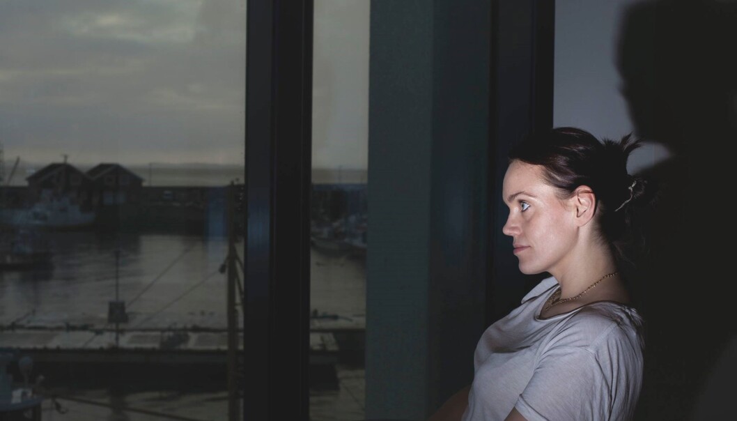 Siri Gulliksen har kanskje ikke nattbord, men fem punkt skjøteledning har hun. Foto: Caroline Meier/Deadline Media Siri Gulliksen har kanskje ikke nattbord, men fem punkt skjøteledning har hun. Foto: Caroline Meier/Deadline Media