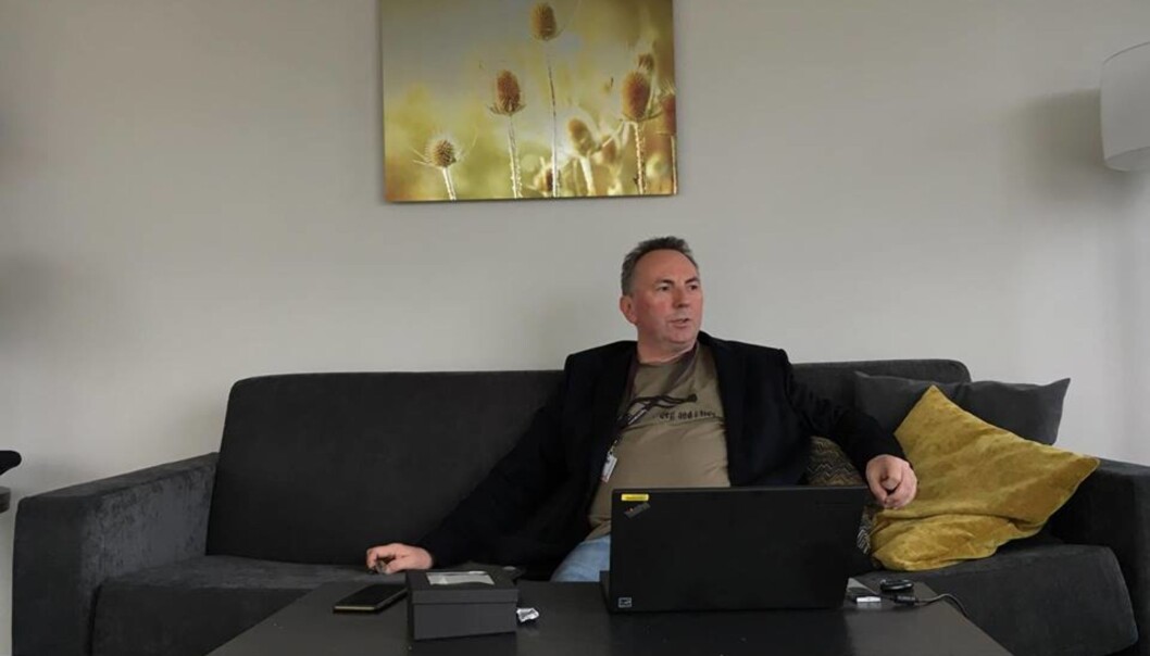 Etter sju og en halv måned med dugnadsarbeid blir det tid til å binde fluer. Men helt klarer ikke Jan Gunnar Furuly å lene seg tilbake. Foto: Martin Huseby Jensen Etter sju og en halv måned med dugnadsarbeid blir det tid til å binde fluer. Men helt klarer ikke Jan Gunnar Furuly å lene seg tilbake. Foto: Martin Huseby Jensen