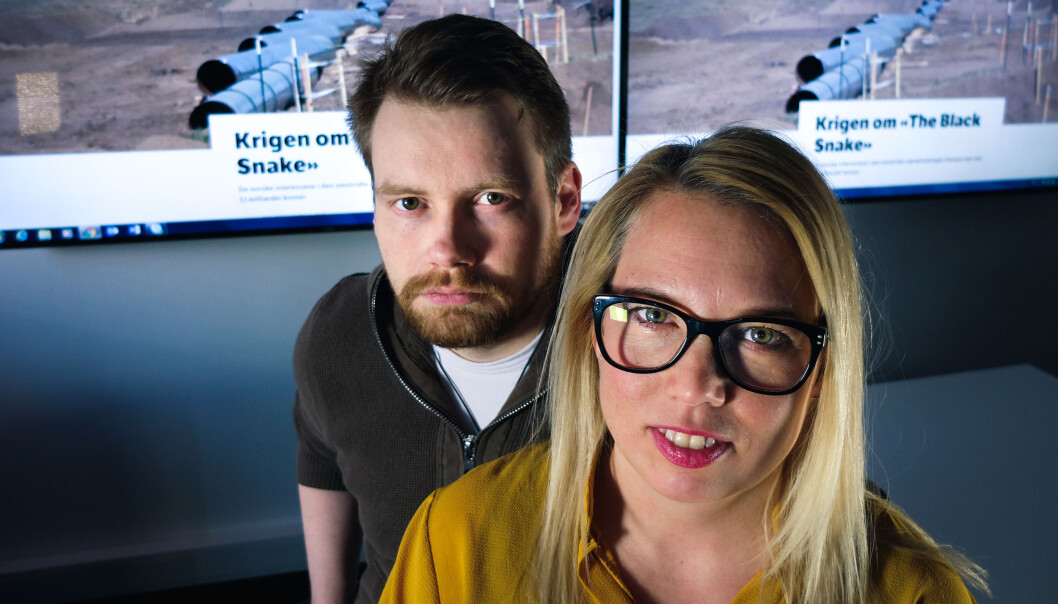 Carl-Gøran Larsson og Mariela Idivuoma hadde hovedansvaret for å grave frem opplysninger rundt norske interesser i en omstridt oljerørledning i USA. Foto: Dragan Cubrilo / NRK Sápmi Carl-Gøran Larsson og Mariela Idivuoma hadde hovedansvaret for å grave frem opplysninger rundt norske interesser i en omstridt oljerørledning i USA. Foto: Dragan Cubrilo / NRK Sápmi