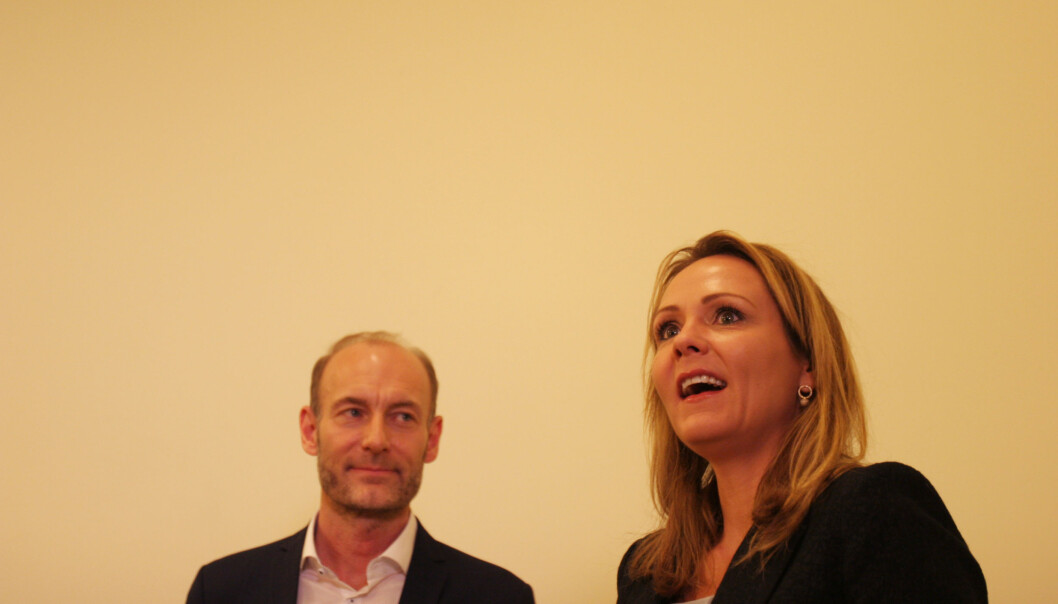 Knut Olav Åmås og kulturminister Linda Hofstad Helleland etter overleveringen av TV 2-rapporten. Foto: Martin Huseby Jensen Knut Olav Åmås og kulturminister Linda Hofstad Helleland etter overleveringen av TV 2-rapporten. Foto: Martin Huseby Jensen
