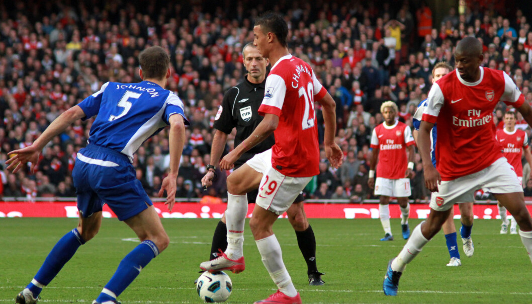 Roger Johnson, Marouane Chamakh og Abou Diaby i kampen mellom Arsenal og Birmingham City oktober 2010. Foto: Ronnie MacDonald, Creative Commons Roger Johnson, Marouane Chamakh og Abou Diaby i kampen mellom Arsenal og Birmingham City oktober 2010. Foto: Ronnie MacDonald, Creative Commons