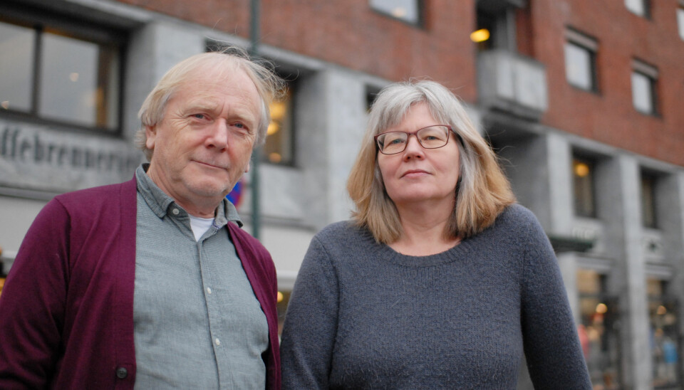 De tidligere Journalisten-medarbeiderne Leif Gjerstad og Kathrine Geard er på gata med boka 'Frifant og budbringer - Journalisten i 100 år'. Foto: Martin Huseby Jensen