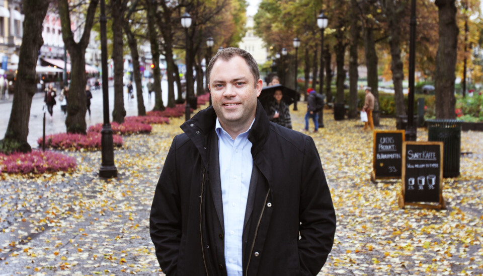 Produktsjef Henning Aarset og Kommunal Rapport prøver ut mikrobetaling på nett. Foto: Martin Huseby Jensen Produktsjef Henning Aarset og Kommunal Rapport prøver ut mikrobetaling på nett. Foto: Martin Huseby Jensen
