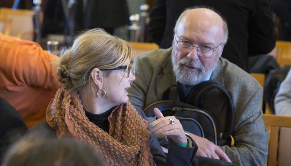 NTB-journalist Bibiana Piene i samtale med forfatter og journalist Alf R. Jacobsen på pressekonferansen for Nobels fredsprisutdeling. Jacobsen deltok som del av arbeidet til NTBs jubileumsbok som kommer neste høst. Foto: Terje Pedersen/NTB scanpix NTB-journalist Bibiana Piene i samtale med forfatter og journalist Alf R. Jacobsen på pressekonferansen for Nobels fredsprisutdeling. Jacobsen deltok som del av arbeidet til NTBs jubileumsbok som kommer neste høst. Foto: Terje Pedersen/NTB scanpix