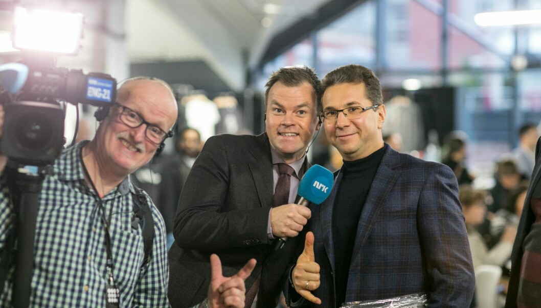 Ole Rolfsrud under sjakk-VM i New York, med mikrofonen mot Karjakin-manager Kyrillos Zangalis, og sammen med Helge Tvedten. Foto: Maria Emelianova (miss lova lova).