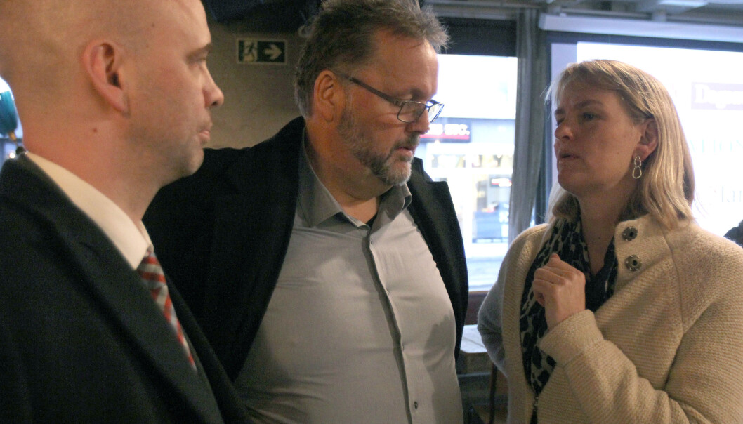 Administrerende direktør Randi Øgrey i Mediebedriftenes Landsforening (MBL) i samtale med Høyres Svein Harberg. Arbeiderpartiets Arild Grande til venstre. Foto: Glenn Slydal Johansen Administrerende direktør Randi Øgrey i Mediebedriftenes Landsforening (MBL) i samtale med Høyres Svein Harberg. Arbeiderpartiets Arild Grande til venstre. Foto: Glenn Slydal Johansen
